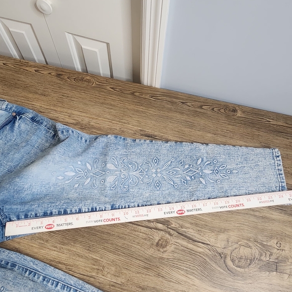 Bandolino Selene Acid-Washed Embroidered Geometric Designs Women's Jeans Size 12 - Picture 5 of 16